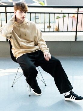 「プルオーバーパーカー」｜「アイテム（チノパンツ）」を使った、8(eight)さん（メンズ・180cm）の秋コーディネート