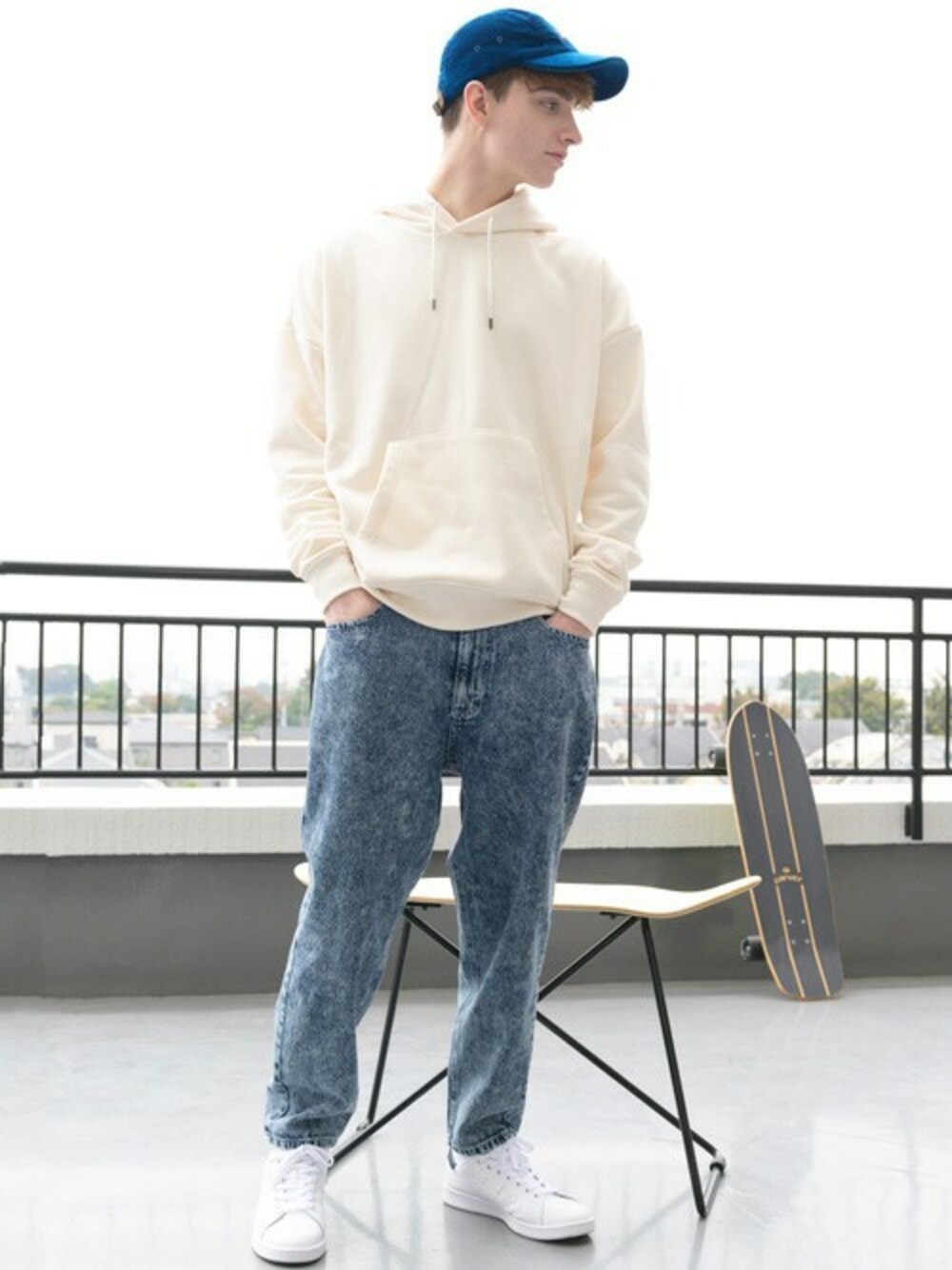ホワイト系のパーカー、ホワイト系のTシャツ/カットソー、ブルー系のデニムパンツを着用したメンズの秋コーディネートの1枚目の写真