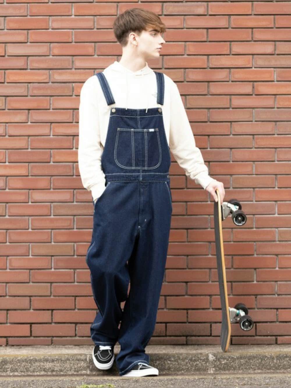 ホワイト系のパーカー、ホワイト系のTシャツ/カットソー、ブルー系のサロペット/オーバーオールを着用したメンズの冬コーディネートの1枚目の写真