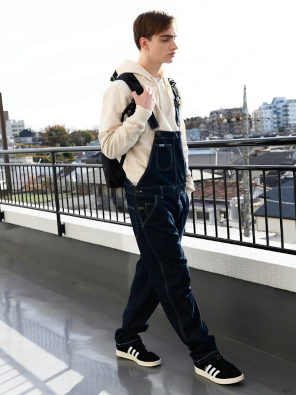 ホワイト系のパーカー、ホワイト系のTシャツ/カットソー、ブルー系のサロペット/オーバーオールを着用したメンズの冬コーディネートの1枚目の写真