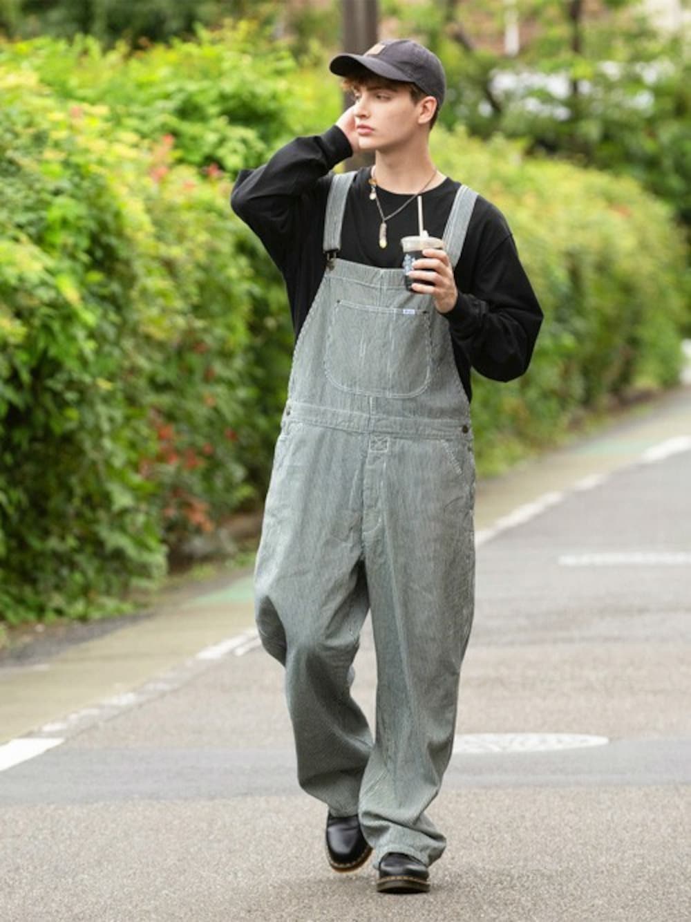 ブラック系のスウェット、ホワイト系のTシャツ/カットソー、その他のサロペット/オーバーオールを着用したメンズの冬コーディネートの1枚目の写真