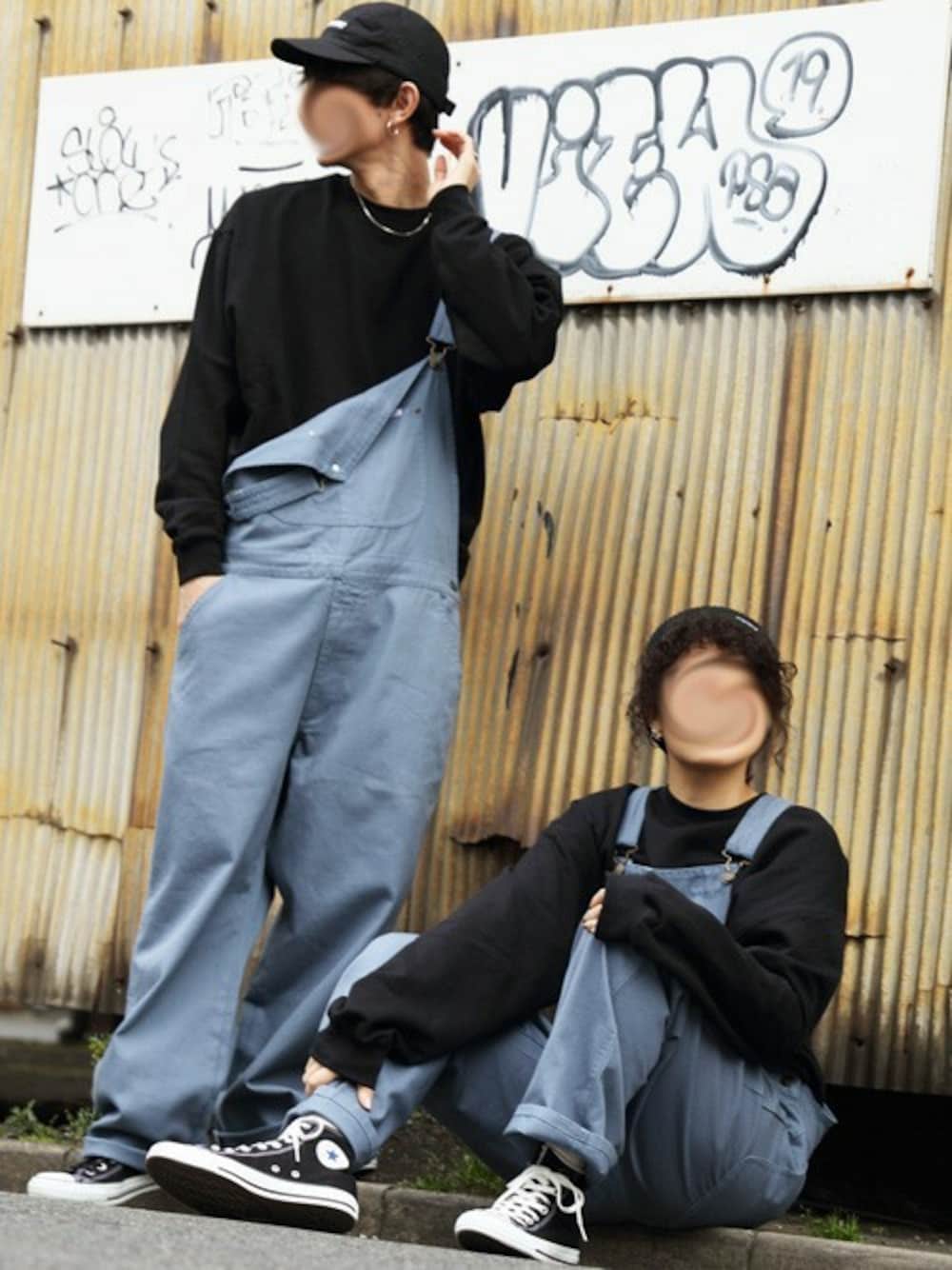 ブルー系のサロペット/オーバーオール、ブラック系のTシャツ/カットソー、ホワイト系のタンクトップを着用したメンズの春コーディネートの1枚目の写真