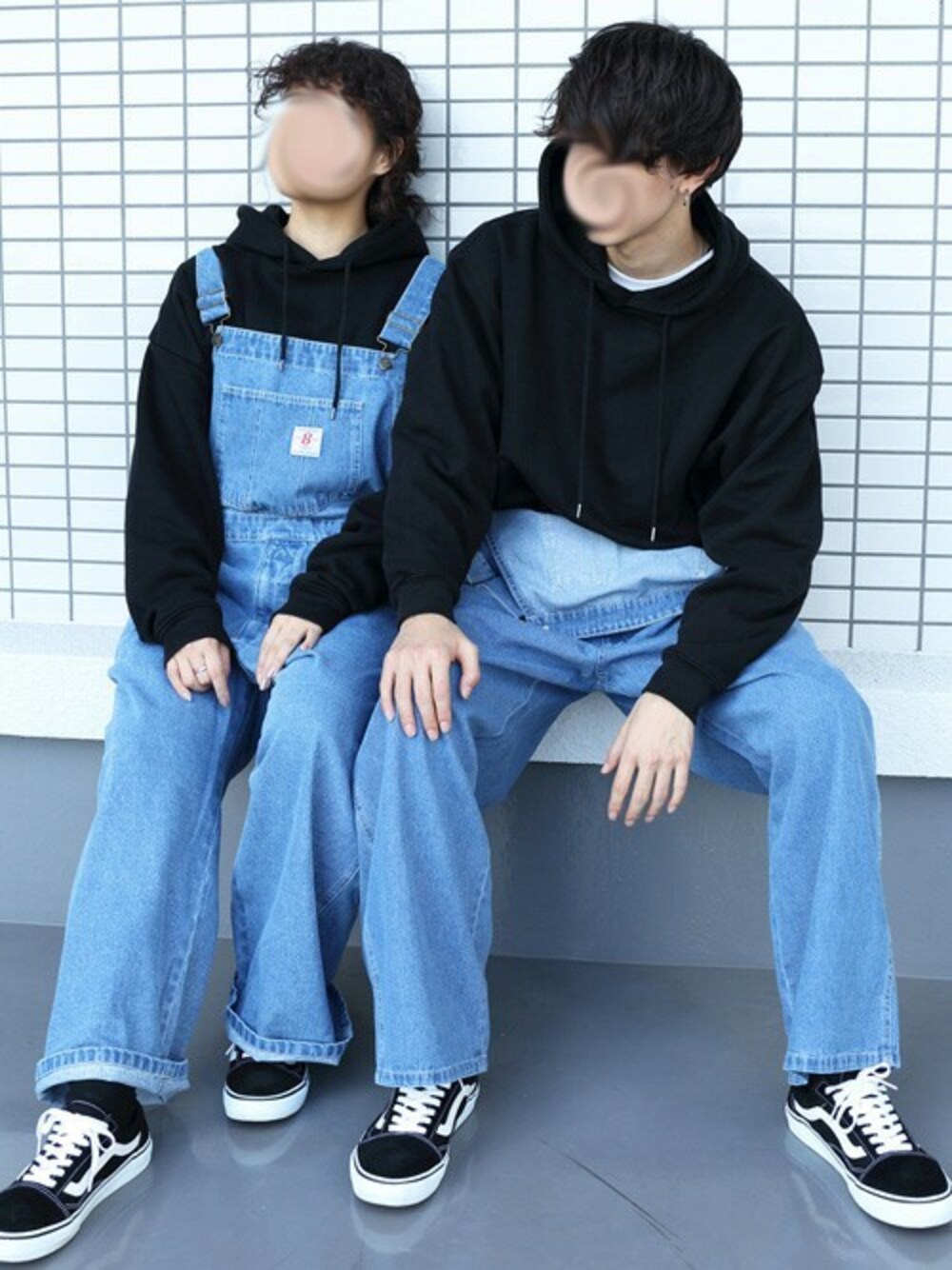 ブルー系のサロペット/オーバーオール、ブラック系のパーカー、ホワイト系のTシャツ/カットソーを着用したメンズの春コーディネートの1枚目の写真