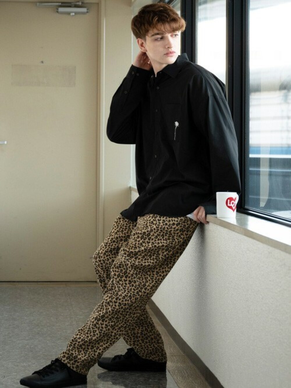 ブラック系のシャツ/ブラウス、ホワイト系のTシャツ/カットソー、その他のチノパンツを着用したメンズの春コーディネートの1枚目の写真