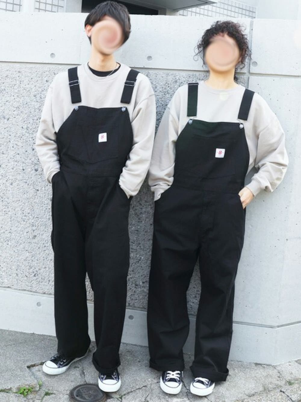 グレー系のスウェット、ブラック系のTシャツ/カットソー、ブラック系のサロペット/オーバーオールを着用したメンズの春コーディネートの1枚目の写真