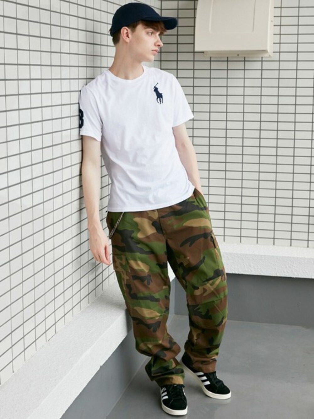 ホワイト系のTシャツ/カットソー、グリーン系のカーゴパンツを着用したメンズの夏コーディネートの1枚目の写真