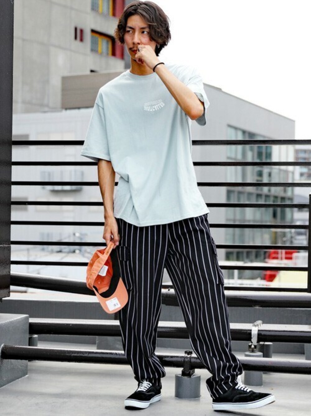 ブルー系のTシャツ/カットソー、ホワイト系のタンクトップ、その他のカーゴパンツを着用したメンズの夏コーディネートの1枚目の写真