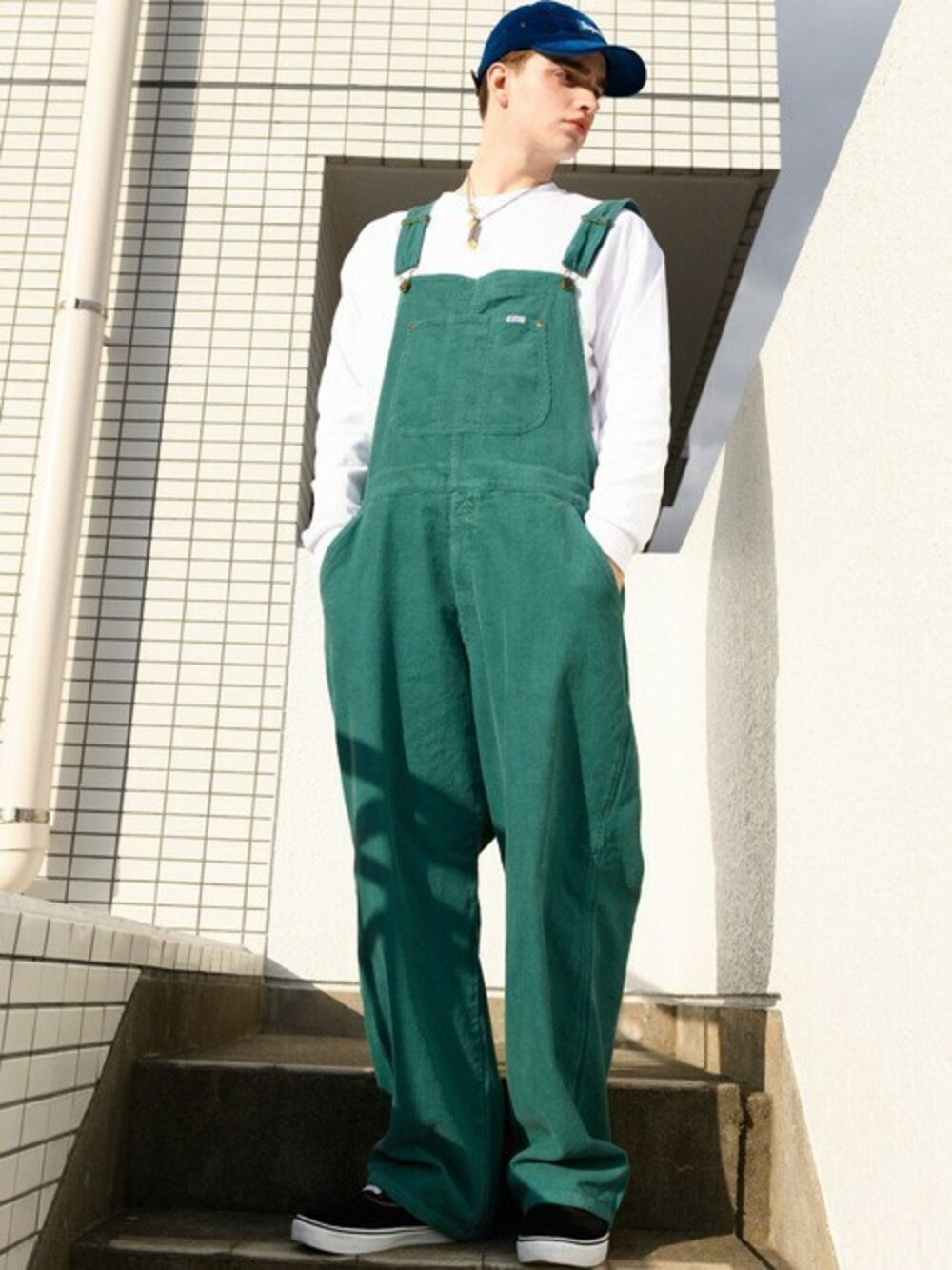 ホワイト系のTシャツ/カットソー、ブラック系のタンクトップ、グリーン系のサロペット/オーバーオールを着用したメンズの夏コーディネートの1枚目の写真