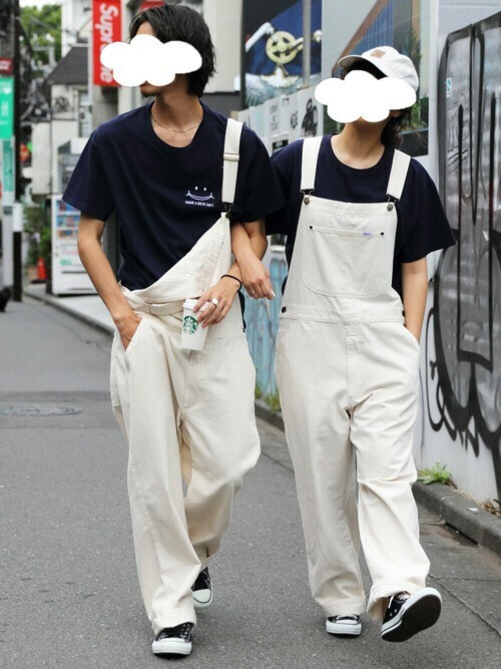 ブルー系のTシャツ/カットソー、ホワイト系のサロペット/オーバーオール、ホワイト系のキャップを着用したメンズの夏コーディネートの1枚目の写真