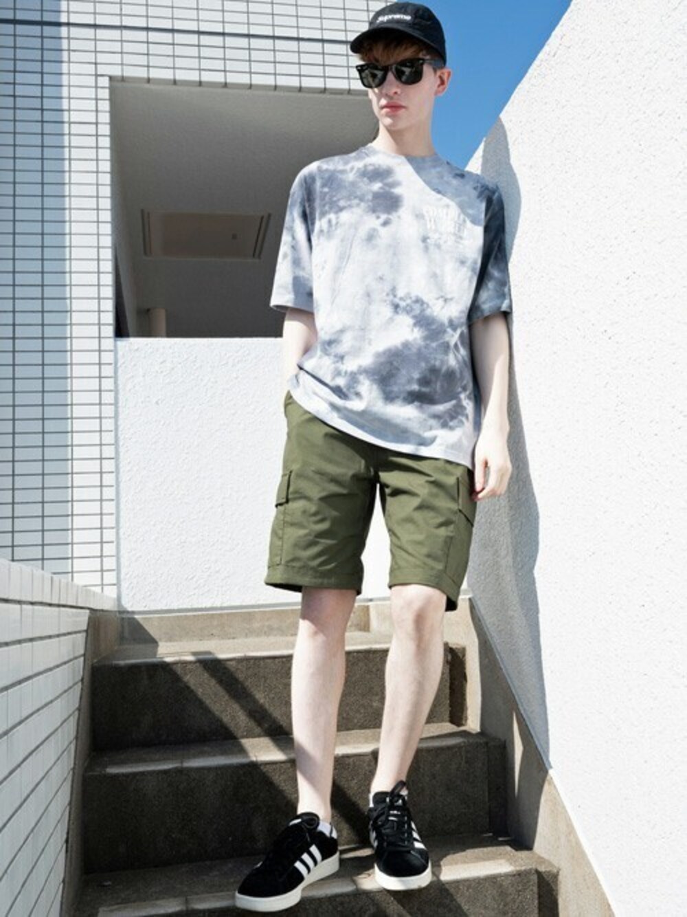 ブラック系のTシャツ/カットソー、ブラック系のタンクトップ、グリーン系のカーゴパンツを着用したメンズの夏コーディネートの1枚目の写真