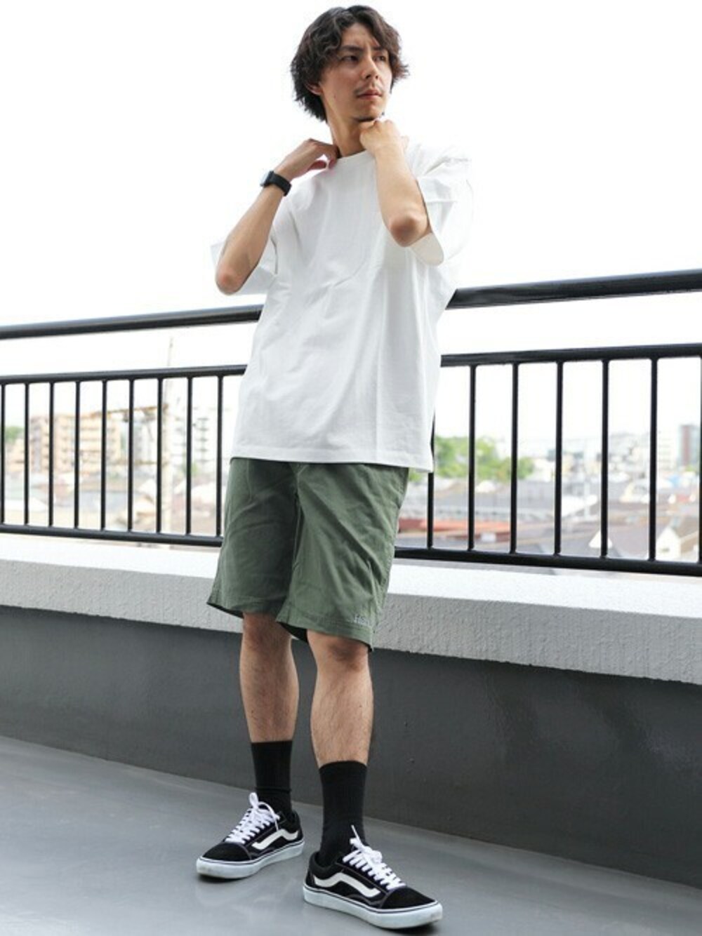 ホワイト系のTシャツ/カットソー、ホワイト系のタンクトップ、グリーン系のカーゴパンツを着用したメンズの夏コーディネートの1枚目の写真