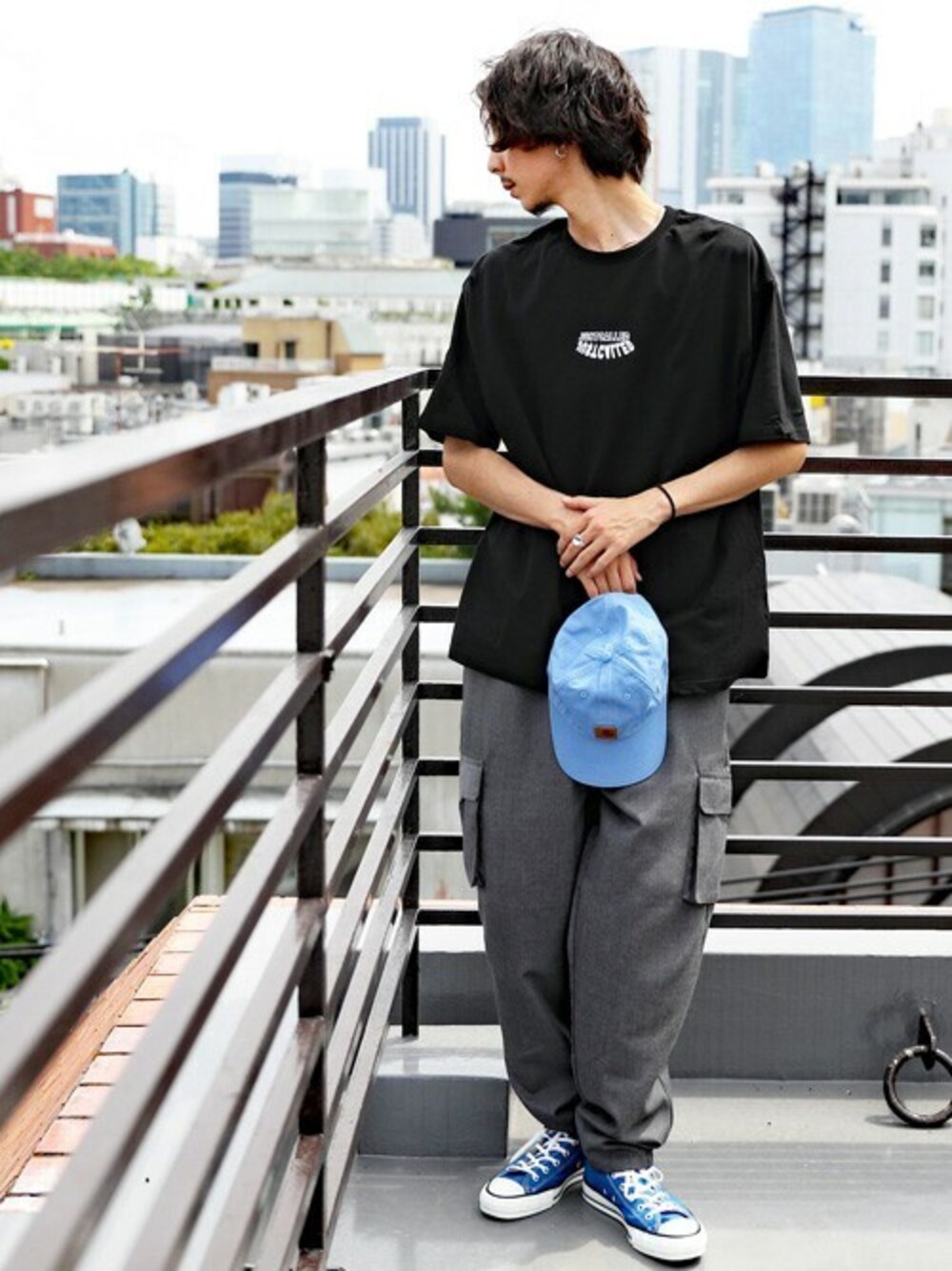 ブラック系のTシャツ/カットソー、ホワイト系のタンクトップ、グレー系のカーゴパンツを着用したメンズの夏コーディネートの1枚目の写真