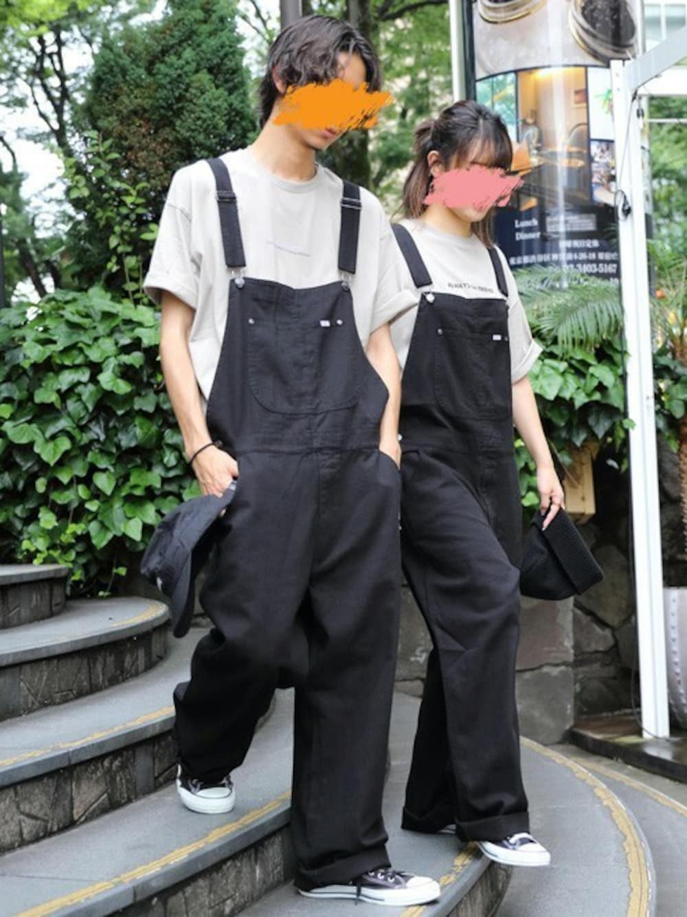 ブラック系のタンクトップ、ベージュ系のTシャツ/カットソー、ブラック系のサロペット/オーバーオールを着用したメンズの夏コーディネートの1枚目の写真