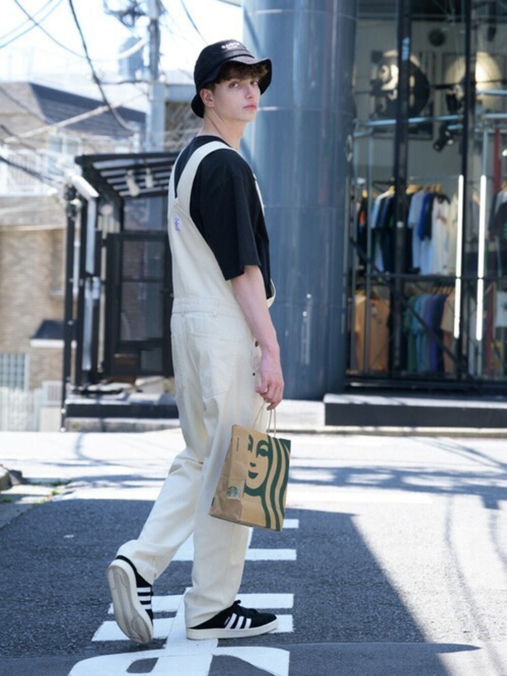 ブラック系のTシャツ/カットソー、ホワイト系のサロペット/オーバーオールを着用したメンズの夏コーディネートの1枚目の写真