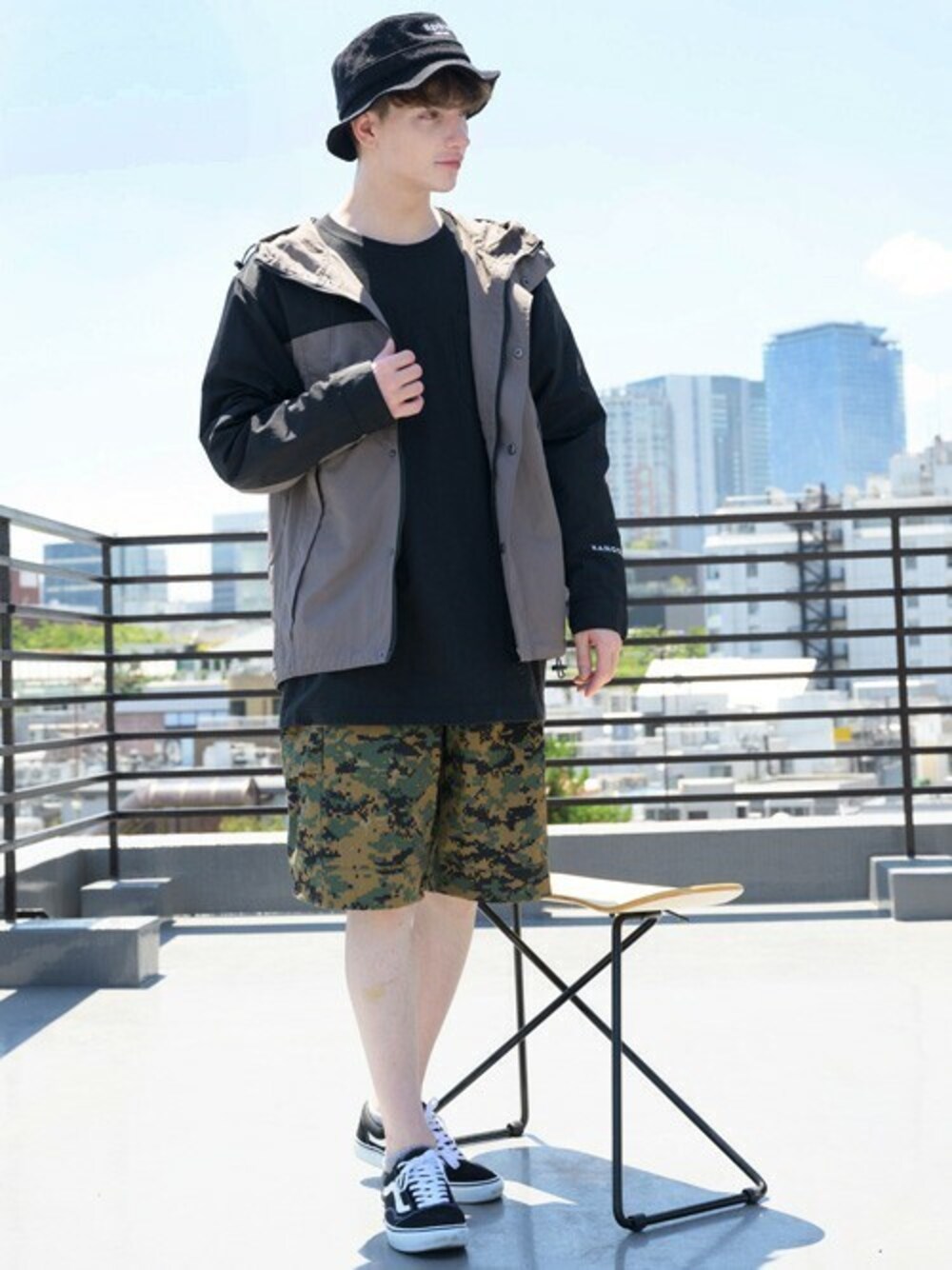 グリーン系のマウンテンパーカー、ブラック系のTシャツ/カットソー、その他のカーゴパンツを着用したメンズの夏コーディネートの1枚目の写真