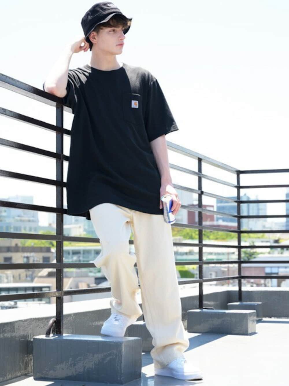 ブラック系のTシャツ/カットソー、グレー系のタンクトップ、ホワイト系のデニムパンツを着用したメンズの夏コーディネートの1枚目の写真