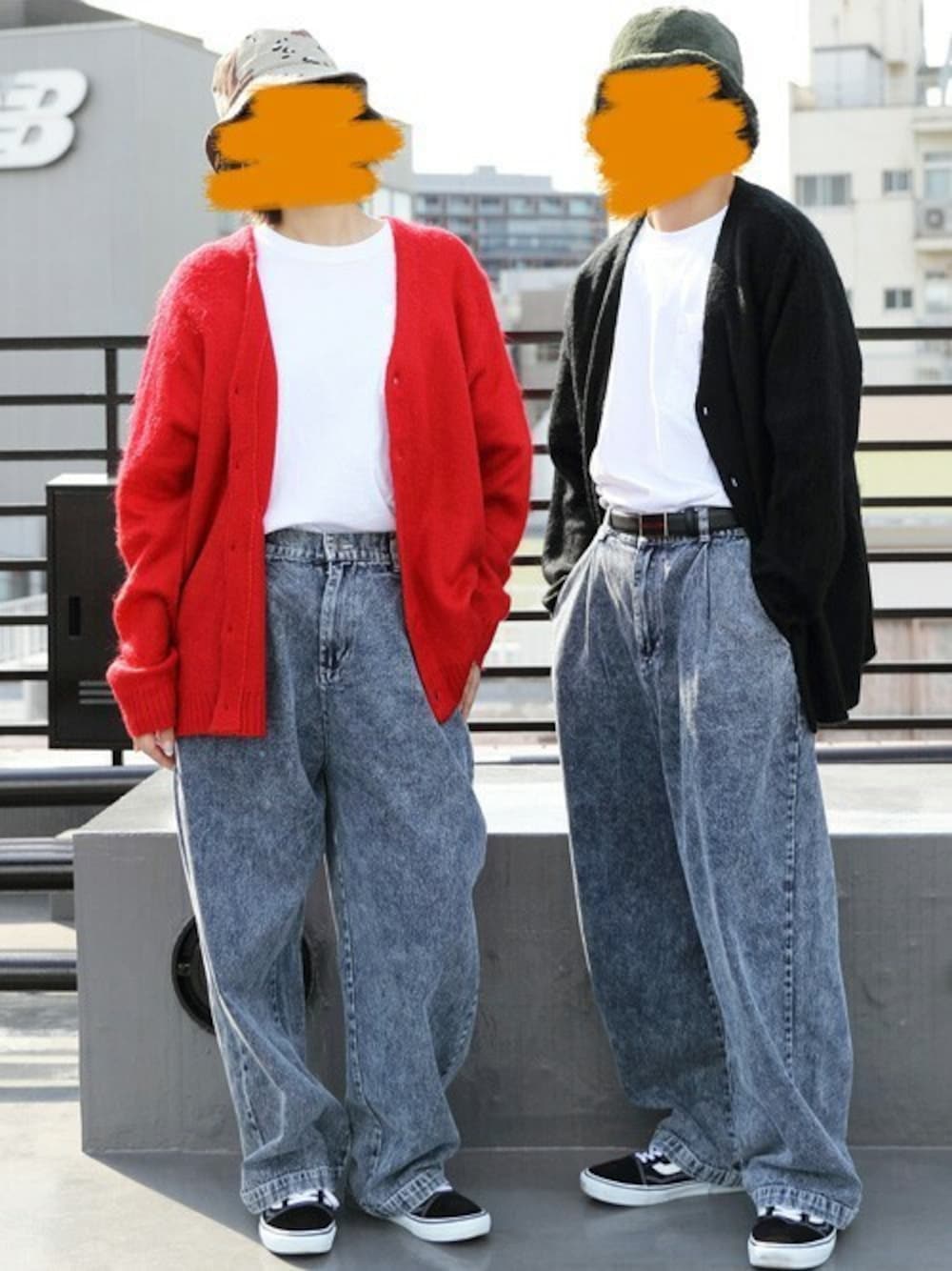 ブラック系のカーディガン/ボレロ、ホワイト系のTシャツ/カットソー、ブルー系のデニムパンツを着用したメンズの秋コーディネートの1枚目の写真