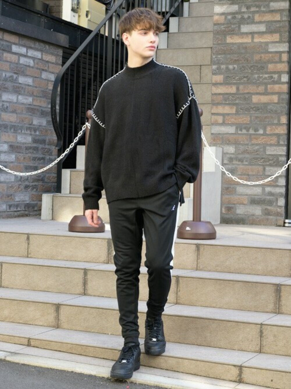 ブラック系のスウェットパンツを着用したメンズの秋コーディネートの1枚目の写真
