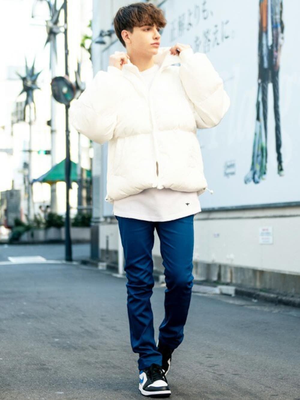 ホワイト系のTシャツ/カットソー、ブルー系のチノパンツを着用したメンズの冬コーディネートの1枚目の写真