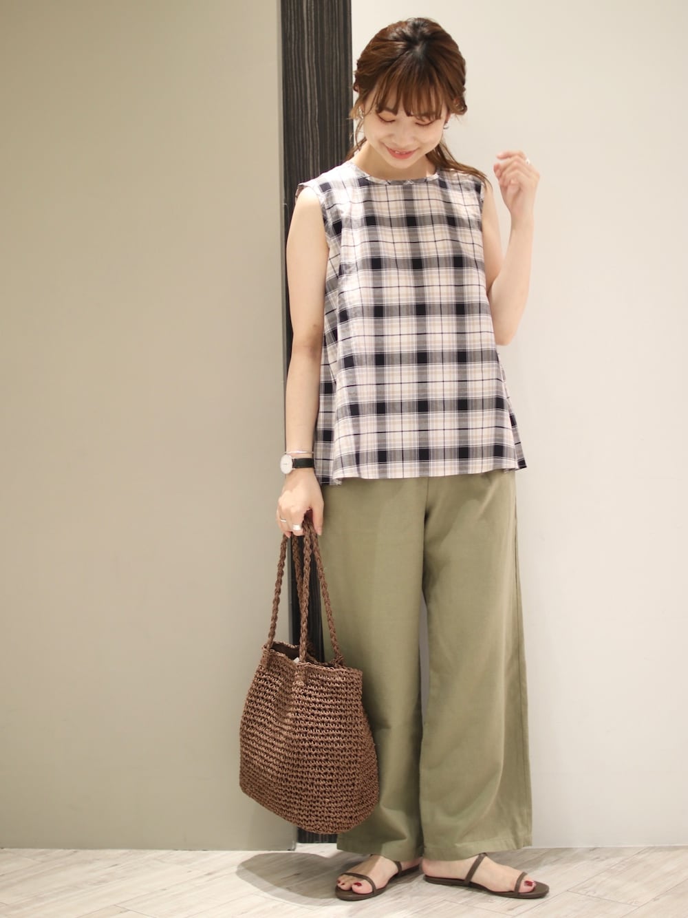 「チェック、ノースリーブ、ワイドパンツ、リネンパンツ、かごバッグ、ランチコーデ、シンプルコーデ、ナチュラルスタイル、夏コーデ、FORK&SPOON」｜「FORK&SPOONのFORK&SPOON　コットンヘンプノースリーブブラウス（シャツ/ブラウス、グレー系）」を使った、anzuさん（レディース・158cm）の夏コーディネートの1枚目の写真