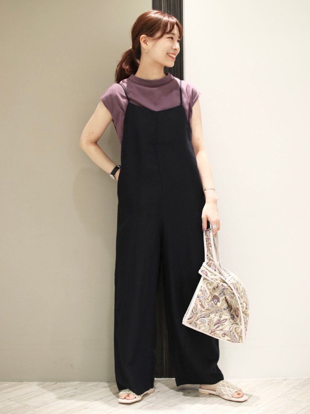 パープル系のTシャツ/カットソー、ブルー系のサロペット/オーバーオール、ホワイト系のトートバッグを着用したレディースの夏コーディネートの1枚目の写真