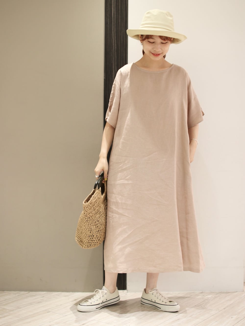 「ハット、リネン、リネンワンピース、コンバース、スニーカー、かごバッグ、URBAN RESEARCH DOORS、大人カジュアル、夏コーデ、シンプルコーデ」｜「CONVERSEのCONVERSE ALL STAR PET-CANVAS OX（スニーカー、ブルー系）」を使った、anzuさん（レディース・158cm）の夏コーディネートの1枚目の写真