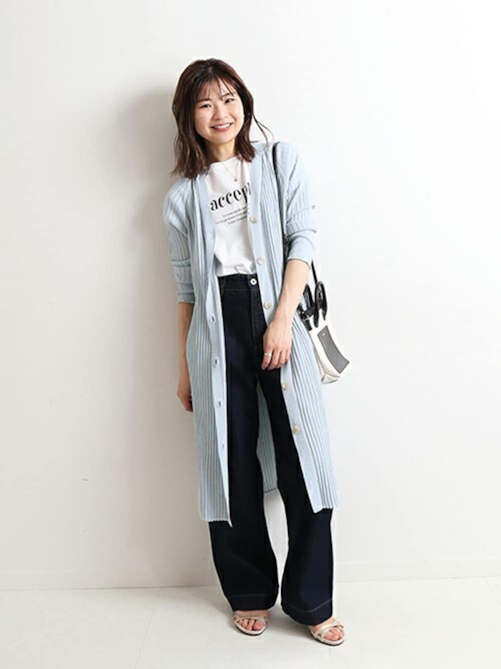 ブルー系のカーディガン/ボレロ、ホワイト系のTシャツ/カットソー、ブルー系のデニムパンツを着用したレディースの春コーディネートの1枚目の写真