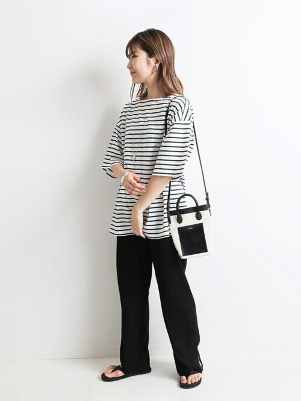 ブラック系のTシャツ/カットソー、ブラック系のサンダル、ブラック系のその他パンツを着用したレディースの夏コーディネートの1枚目の写真