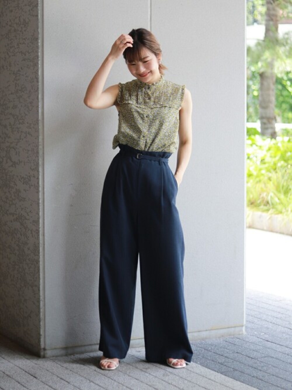 イエロー系のシャツ/ブラウス、ブルー系のその他パンツを着用したレディースの夏コーディネートの1枚目の写真