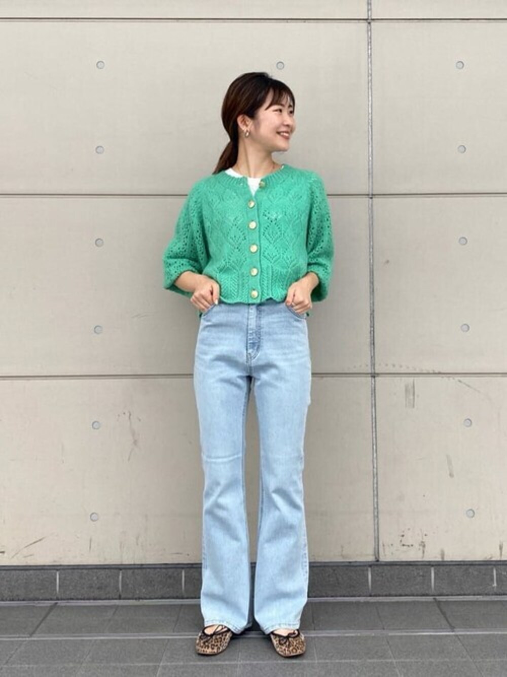 ブルー系のデニムパンツ、その他のバレエシューズを着用したレディースの夏コーディネートの1枚目の写真