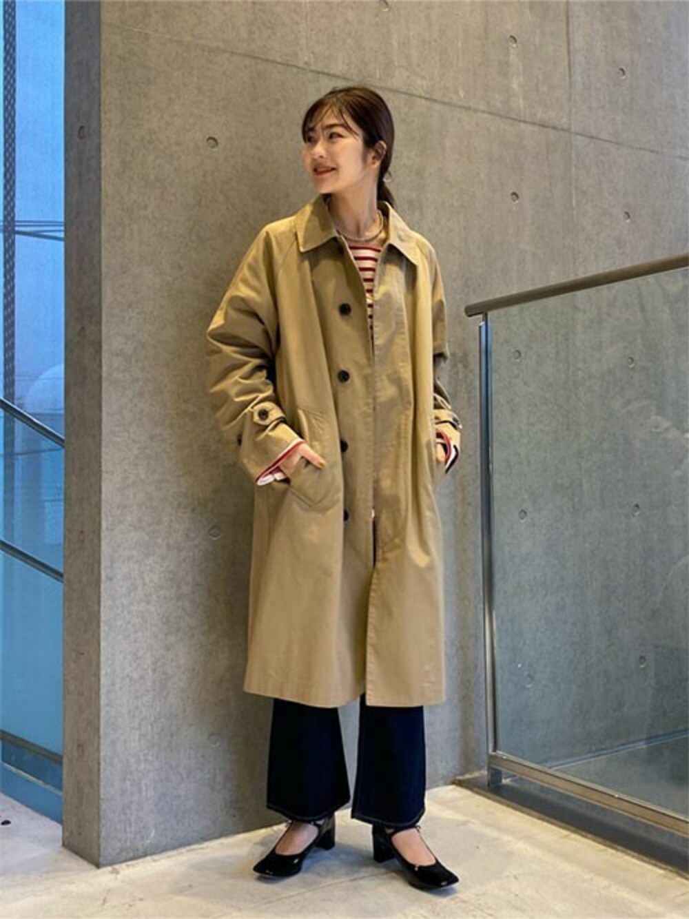 「トレンチコート、ボーダートップス、slobeiena、スローブイエナ、SLOBE IENA」｜「SLOBE IENAの【TRADITIONAL WEATHERWEAR 】ERLHAMコート（ステンカラーコート、ベージュ系）」を使った、Yuriさん（レディース・159cm）の秋コーディネートの1枚目の写真