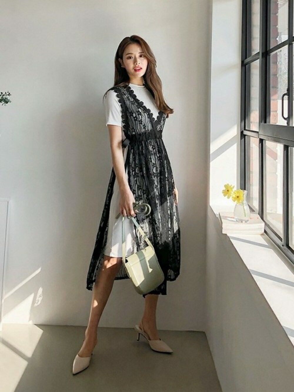 「ワンピース、重ね着、ショルダーバッグ、レース、レイヤードスタイル、フェミニン、春夏コーデ、ノースリーブ、ロングTシャツ、韓国ファッション」｜「D&B By DABAGIRLの[SET]ロングTシャツ×レースレイヤードワンピース（ワンピース、ブラック系）」を使った、DaBaGIRLさん（レディース・163cm）の春コーディネートの1枚目の写真