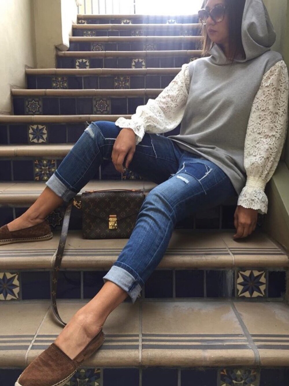 「sporty、ootd、lace、hoodie、distressed jeans、espadrilles、crossbody、handbag、LouisVuitton、GUCCI」｜「ZARAのアイテム（パーカー、グレー系）」を使った、belさん（レディース・175cm）の春コーディネートの1枚目の写真