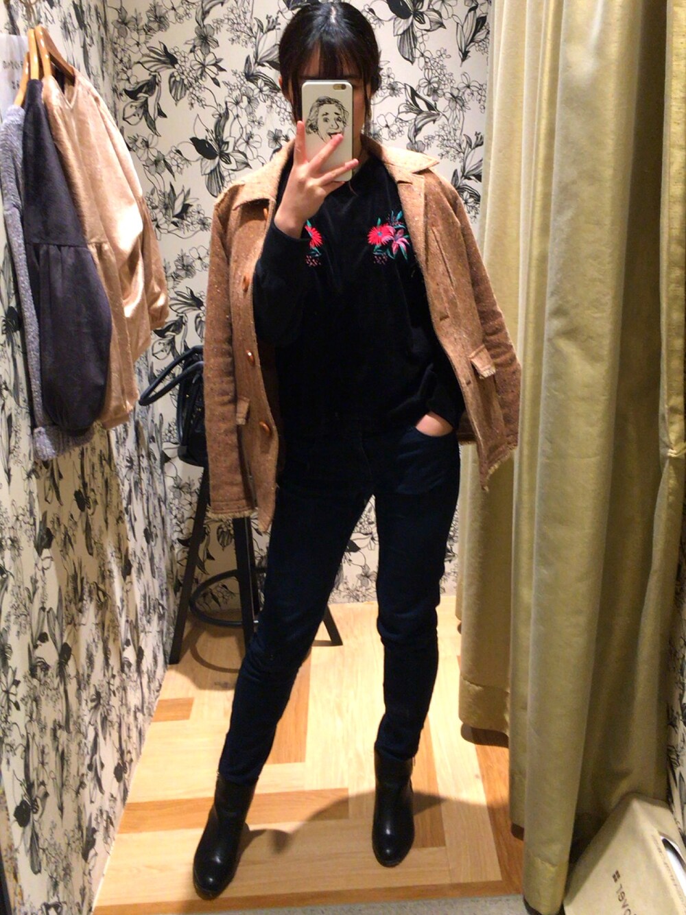 「久しぶりの投稿、トイレじゃない、ニューアイフォンケース、皆から不評」｜「one after another NICE CLAUPの胸刺しゅうベロアプルオーバー（Tシャツ/カットソー、ブラック系）」を使った、まっちゃさん（レディース・163cm）の冬コーディネートの1枚目の写真