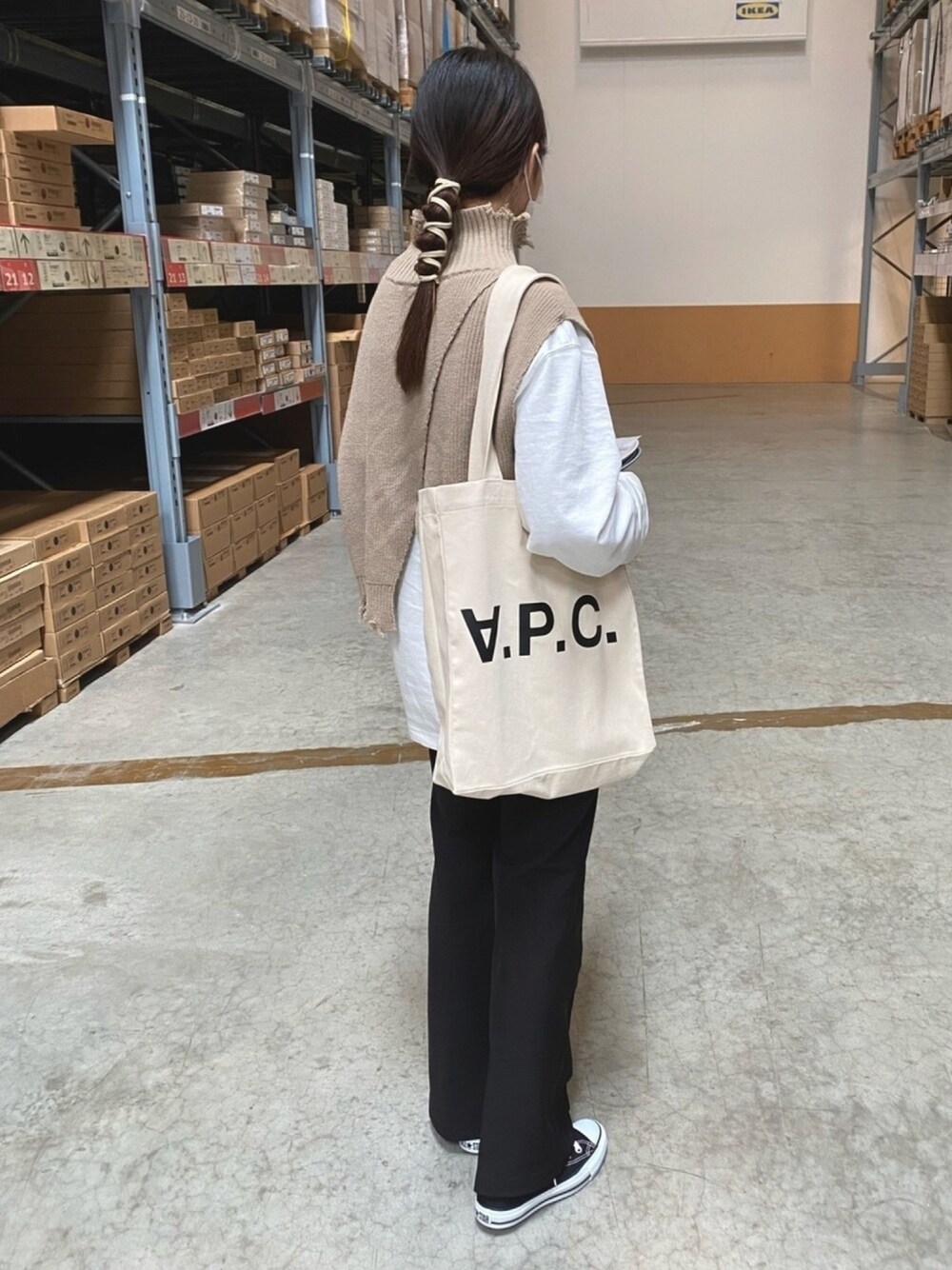 「カジュアルコーデ、休日スタイル、ベージュ、ニットベスト、春、低身長、スニーカー、converse、ステュディオス(STUDIOUS)、トートバッグ」｜「STUDIOUSの【STUDIOUS】バックスリット タートルネックニットベスト（ベスト、ベージュ系）」を使った、yuさん（レディース・154cm）の春コーディネートの1枚目の写真