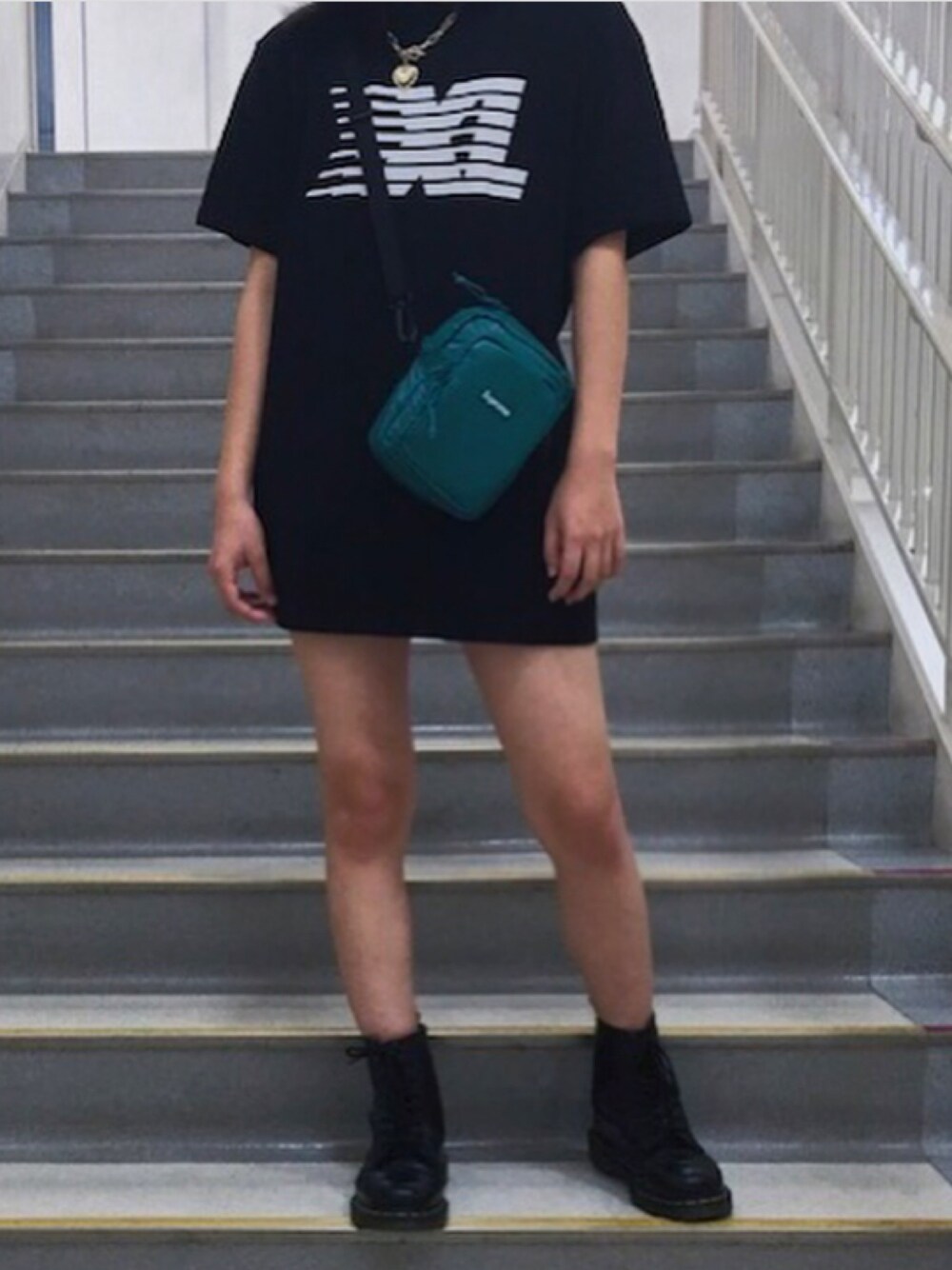 「ootd、黒、Dr.Martens」｜「XLARGEのアイテム（Tシャツ/カットソー、ブラック系）」を使った、ayaさん（レディース・158cm）の秋コーディネートの1枚目の写真