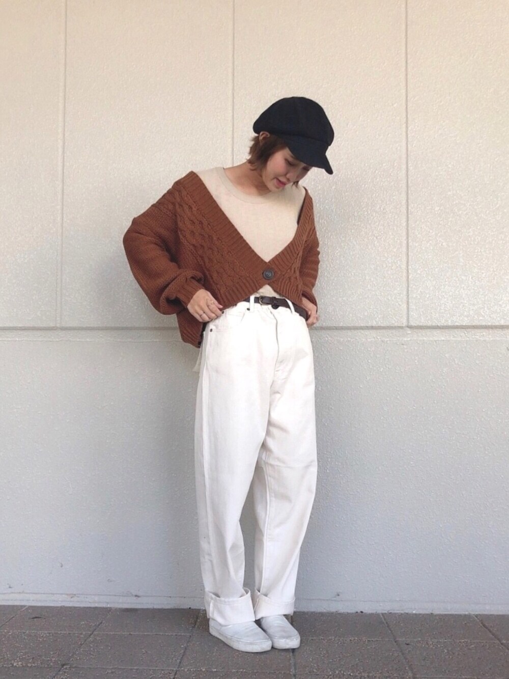 ホワイト系のデニムパンツ、ブラウン系のニット/セーター、ベージュ系のTシャツ/カットソーを着用したレディースの秋コーディネートの1枚目の写真