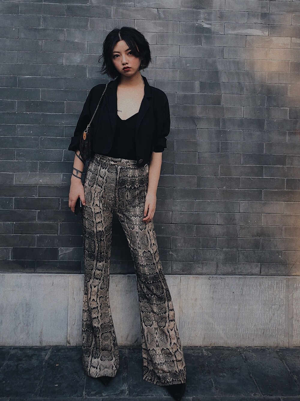 「北京、胡同、ootd」｜「ZARAのアイテム（デニムパンツ、ブラウン系）」を使った、雪莉酒的さん（レディース・160cm）の秋コーディネートの1枚目の写真