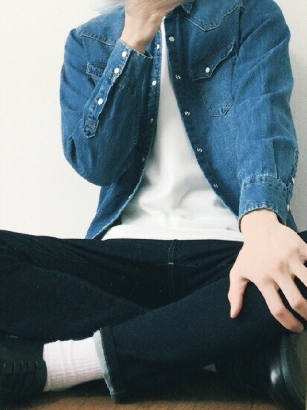 ブルー系のシャツ/ブラウス、ホワイト系のTシャツ/カットソー、ブルー系のデニムパンツを着用したメンズの春コーディネートの1枚目の写真