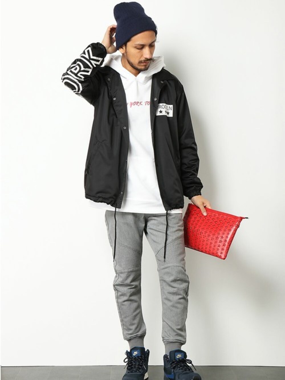 ブラック系のブルゾン、グレー系のその他パンツ、ホワイト系のパーカーを着用したメンズの春コーディネートの1枚目の写真