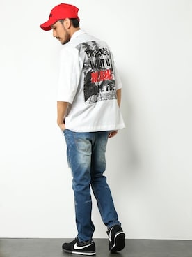 「バックプリント」｜「アイテム（デニムパンツ）」を使った、COX公式オンラインモデルさん（メンズ・180cm）の春コーディネート