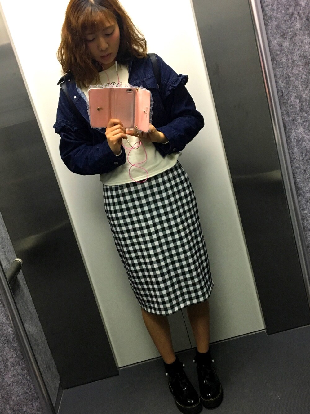 「170cm、one after another NICE CLAUP、E hyphen world gallary、w closet、デニム、Gジャン、ギンガムチェック、タイトスカート、エナメルシューズ、くまちゃん」｜「one after another NICE CLAUPのロゴ裏毛トレーナー（スウェット、ホワイト系）」を使った、AKANEさん（レディース・170cm）の春コーディネートの1枚目の写真