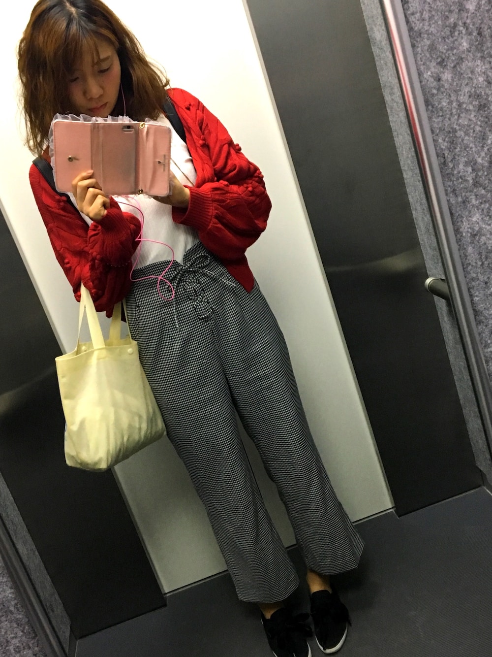 「170cm、one after another NICE CLAUP、natural couture、赤、ギンガムチェック、adidas、スニーカーコーデ、ニットカーディガン」｜「one after another NICE CLAUPのポコポコカーディガン（カーディガン/ボレロ、レッド系）」を使った、AKANEさん（レディース・170cm）の春コーディネートの1枚目の写真