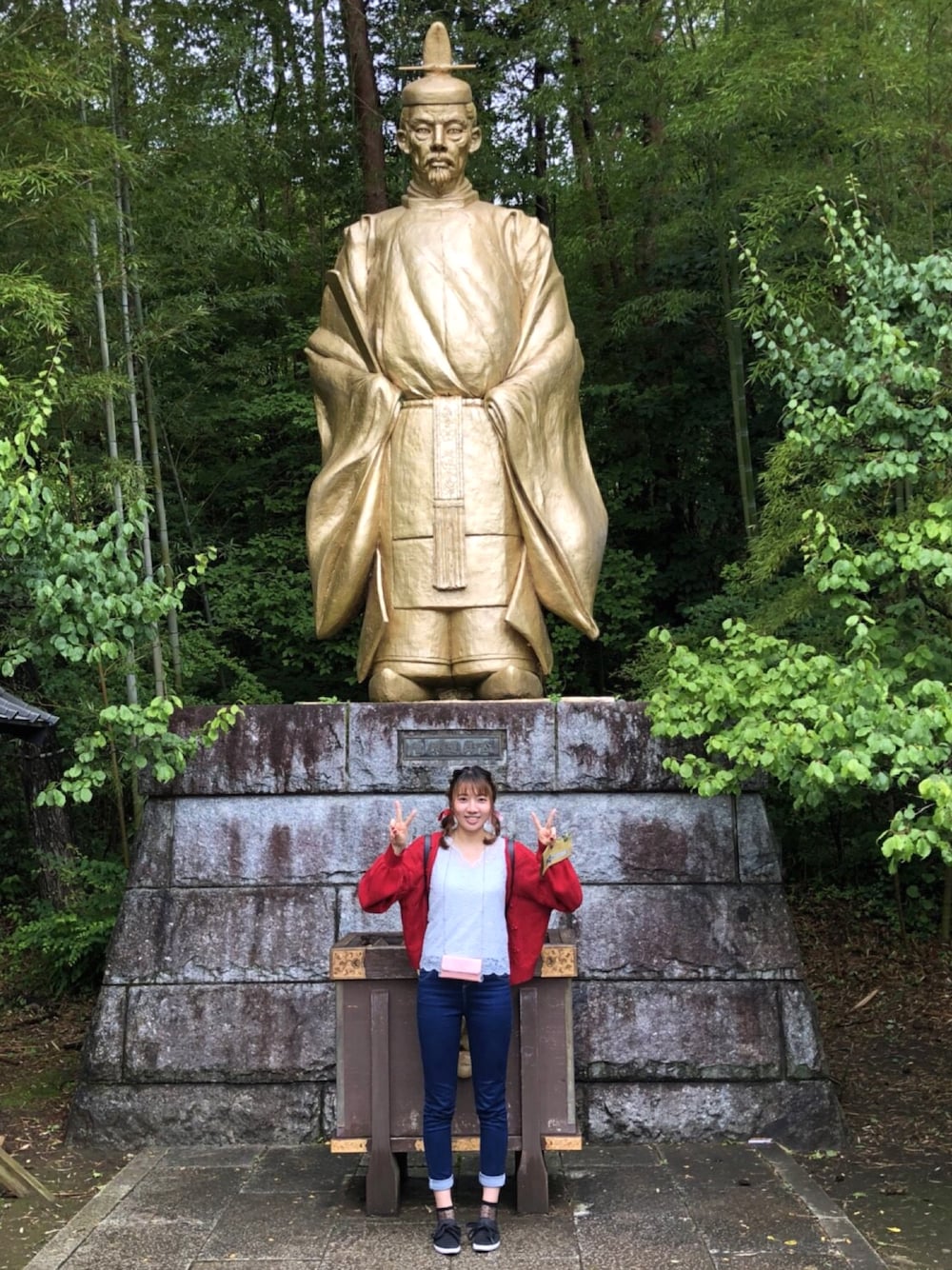 ブルー系のTシャツ/カットソー、レッド系のカーディガン/ボレロ、ブルー系のデニムパンツを着用したレディースの夏コーディネートの1枚目の写真