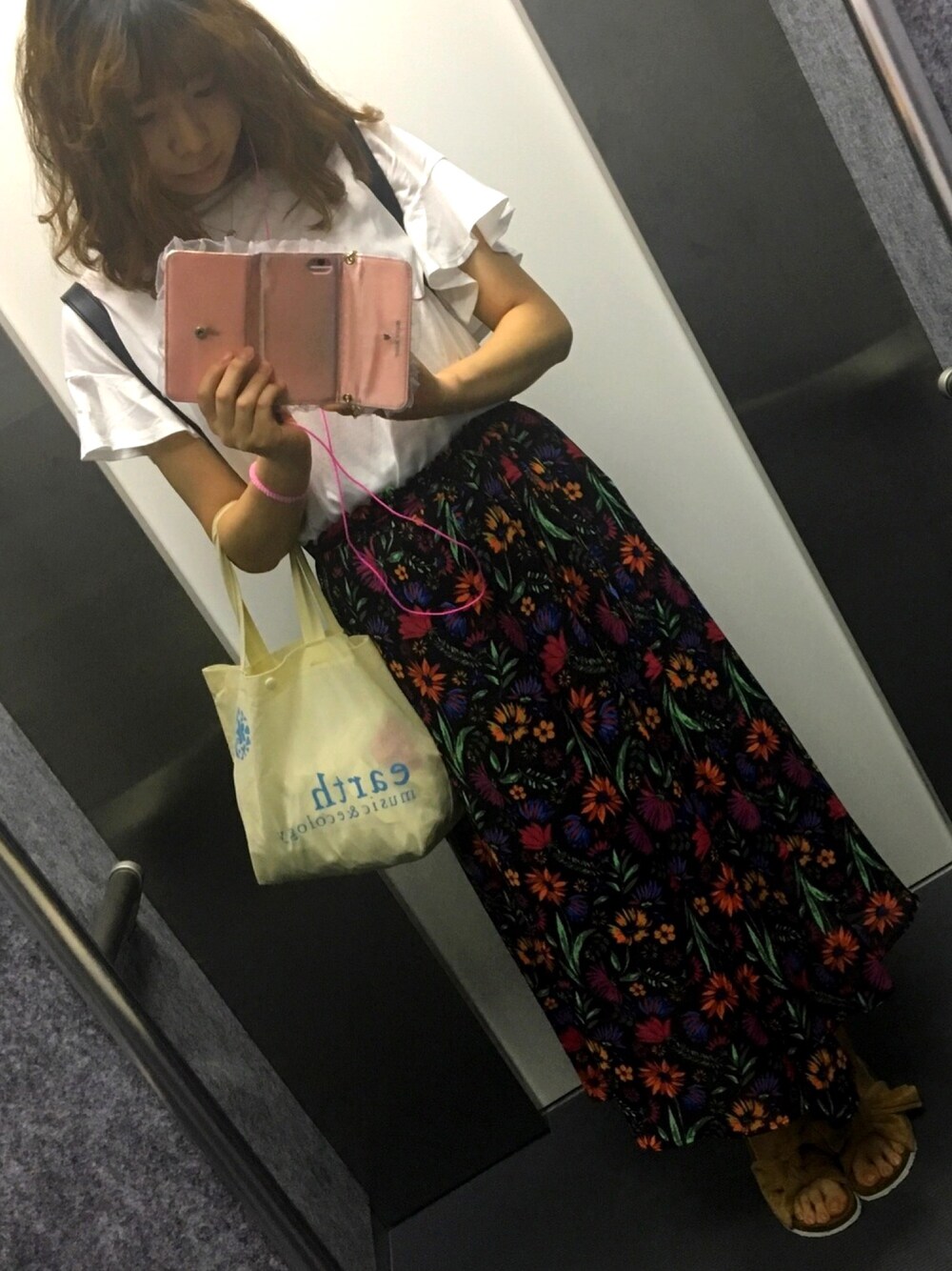 「170cm、カジュアル、UNIQLO、w closet、natural couture、フリル、花柄、ペタンコサンダル」｜「UNIQLOのフリルスリーブT（半袖）（Tシャツ/カットソー、ホワイト系）」を使った、AKANEさん（レディース・170cm）の夏コーディネートの1枚目の写真