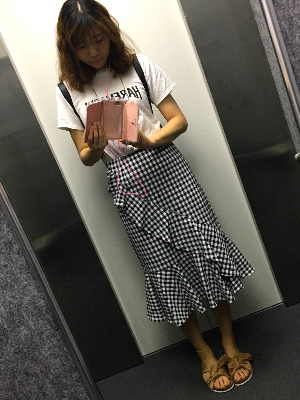 「170cm、カジュアル、one after another NICE CLAUP、natural couture、フリルスカート、ギンガムチェック、ロゴT、ペタンコサンダル」｜「no brandのアイテム（Tシャツ/カットソー、ホワイト系）」を使った、AKANEさん（レディース・170cm）の夏コーディネートの1枚目の写真