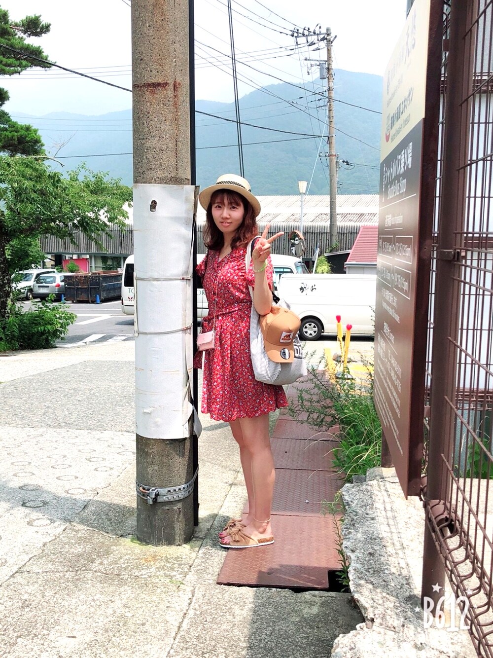 「170cm、旅行、one after another NICE CLAUP、natural couture、ワンピース、カンカン帽、赤、夏」｜「one after another NICE CLAUPの柄アソートワンピース（ワンピース、レッド系）」を使った、AKANEさん（レディース・170cm）の夏コーディネートの1枚目の写真