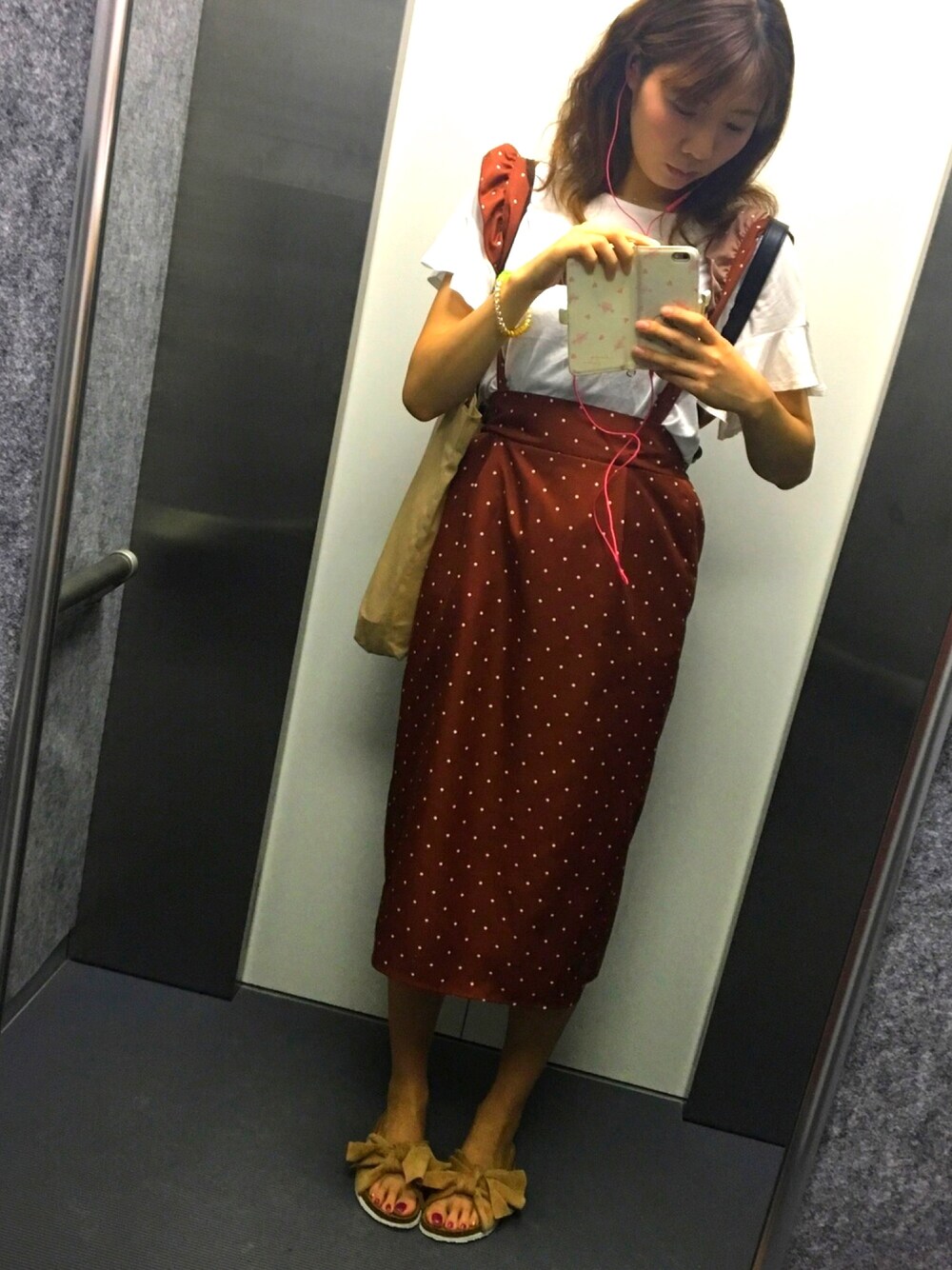 「170cm、カジュアル、w closet、ユニクロ、UNIQLO、natural couture、ダブクロ、ドット、サスペンダー、タイトスカート」｜「UNIQLOのフリルスリーブT（半袖）（Tシャツ/カットソー、ホワイト系）」を使った、AKANEさん（レディース・170cm）の夏コーディネートの1枚目の写真