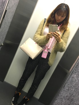 「フェザー」｜「アイテム（スニーカー）」を使った、AKANEさん（レディース・170cm）の秋コーディネート