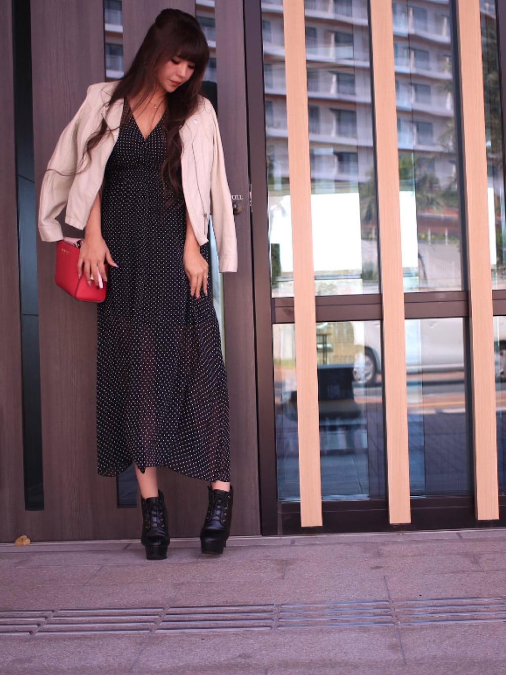 「おしゃれさんと繋がりたい、秋のコーデ、ootd、ファッション、プチプラコーデ、ママファッション、ドッド柄、ワンピース」｜「GRLのフレアスリーブダルメシアン柄カシュクールワンピース（ワンピース、ブラック系）」を使った、kumiさん（レディース・166cm）の秋コーディネートの1枚目の写真